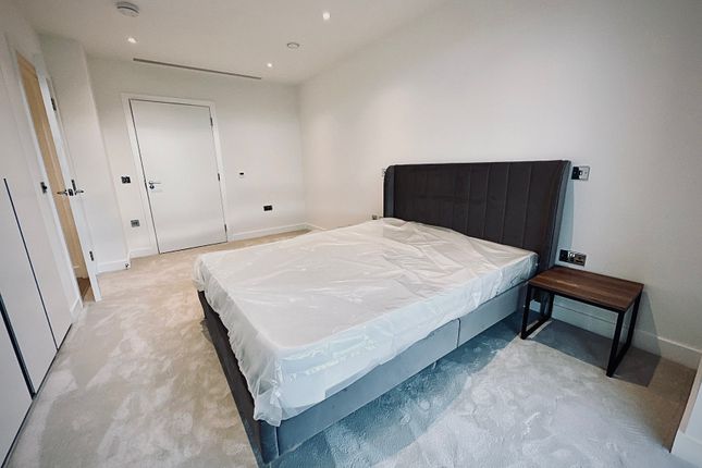 Flat to rent in Paragon Square, London