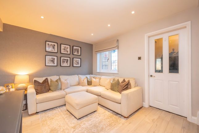 7 Rokes Place, Yateley photo 3