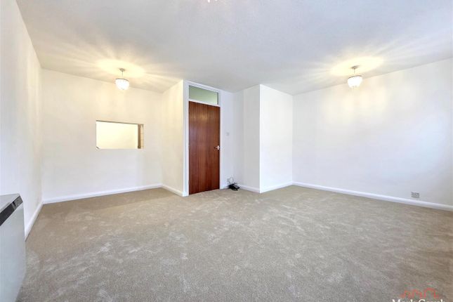 10 St. James Court, Woodfield Close, Ashtead photo 4