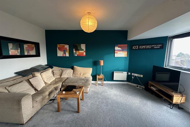 19, Edith Court, Bedfont photo 3