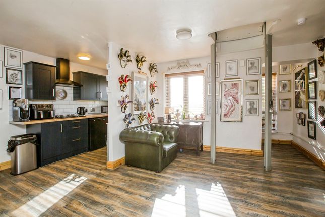 8, Moins Close, Halifax photo 3