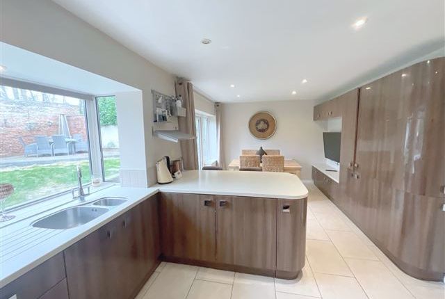 18, Thoresby Close Aston, Sheffield photo 4