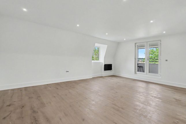 Flat 12, Crown Gate, Church Road, Claygate photo 2