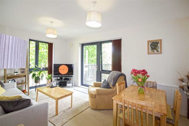 Thumbnail Flat to rent in Fisher Close, London