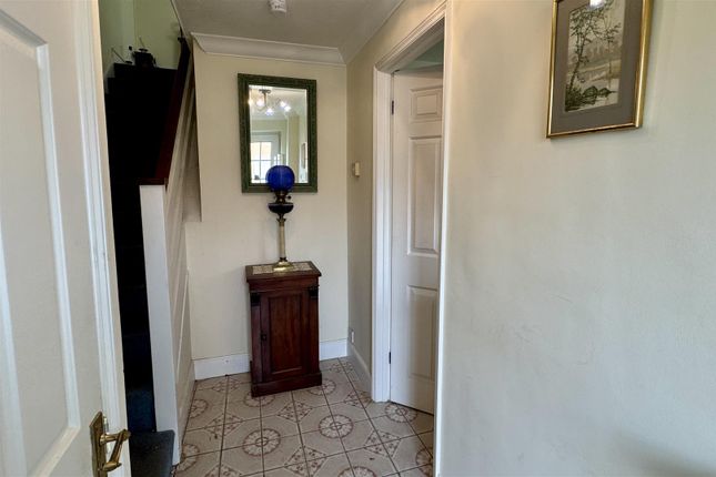 45, The Oval, Farncombe photo 5