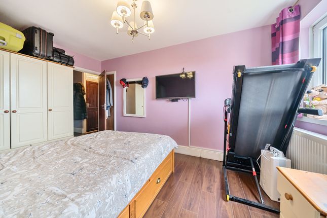 Flat for sale in Norley Vale, London