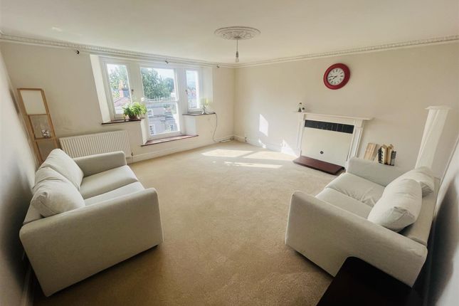 3-bed flat on Top Floor Flat, 31 Cotham Road, Bristol, Bristol, £3,000/mo