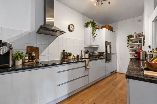16, Cyntra Place, Hackney photo 4