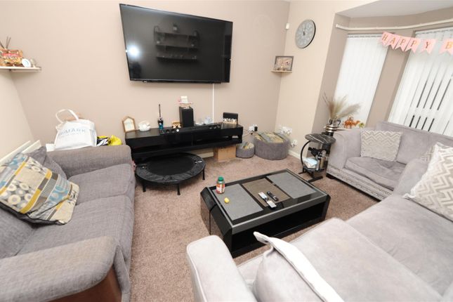 Flat L, 4, Chamberlain House, Ned Lane, Bradford photo 5