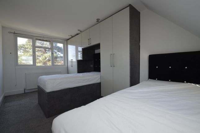 Room 3, 16, Cherry Crescent, Brentford photo 4