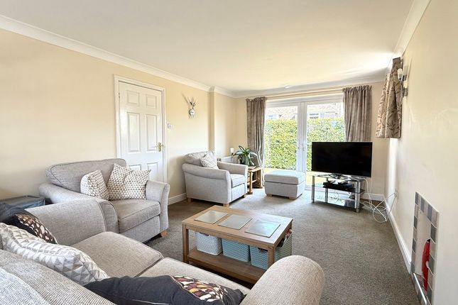 3, Bond Close, Lymington photo 2