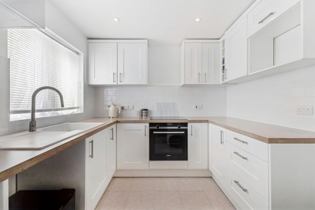 7, Hawthorne Way, Hungerford photo 2