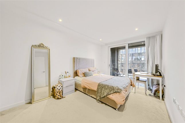 Flat for sale in Cynthia Street, London