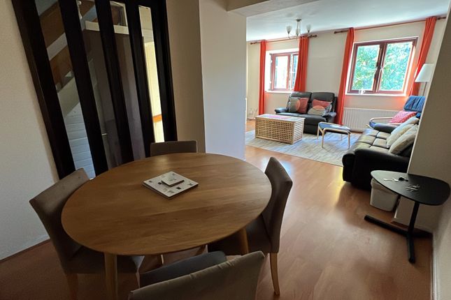 12 Wyke Close, Isleworth photo 4