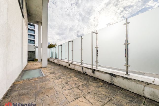 Flat 2 305, Burdett Road, Greater London photo 2