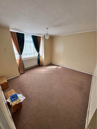 128, Crown Meadow, Slough photo 3
