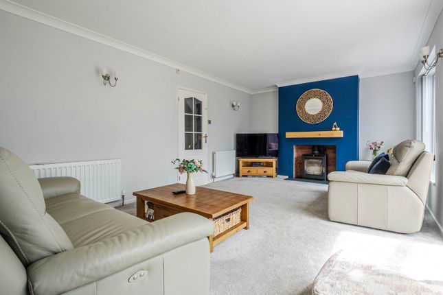 14, Holmwood Close, Bedfordshire photo 2