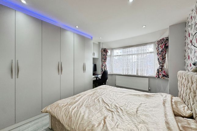 28 Greencourt Avenue, Edgware photo 4