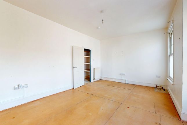 Flat A, 51 Midmoor Road, London photo 4