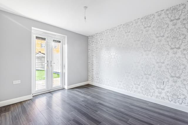 6 Hennessy Crescent, Newbury, Newbury photo 4