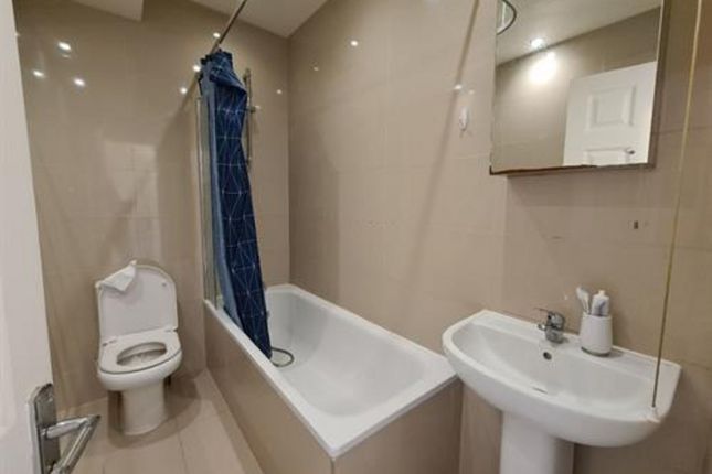 Flat Flat 2, 27, Fallow Court Avenue, London photo 3