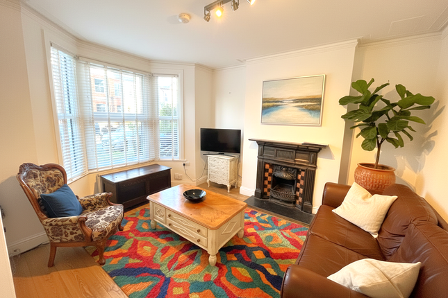 88 Oaklands Road, London photo 2