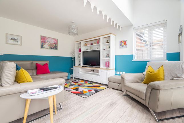 35 Neptune Close, Great Yarmouth photo 2