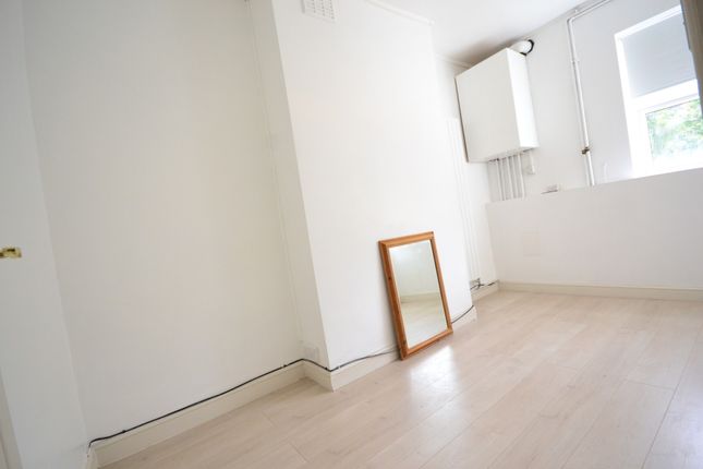 Flat to rent in New Cross Road, London