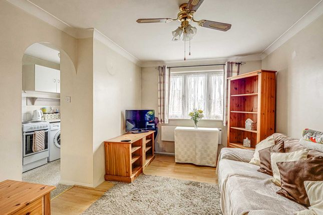 23, Sandon Close, Rochford photo 2