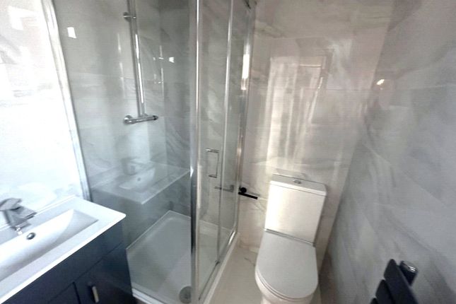 Room 4, 24, Hall Road, Greater London photo 3