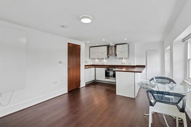 24 Rotary Court Hampton Court Road, East Molesey photo 2
