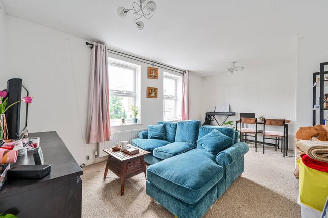 Flat to rent in Leathwell Road, Deptford, London
