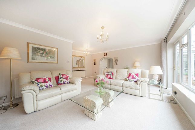 39, Kenton Avenue, Sunbury-On-Thames photo 2