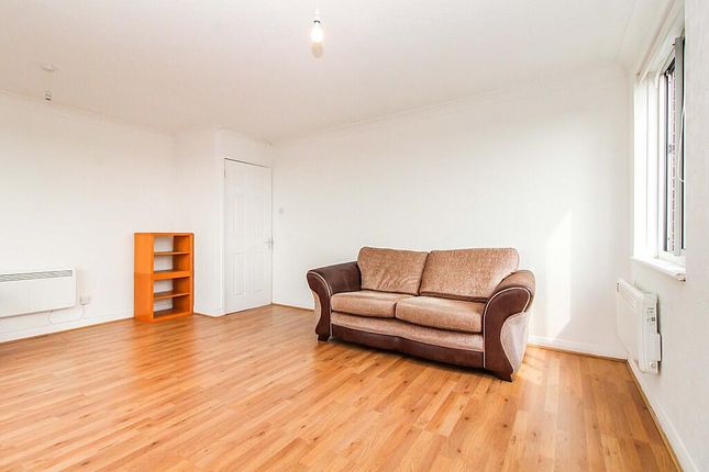 32 Tenbury Close, London photo 5