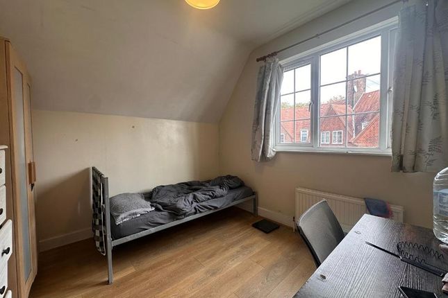Studio house on 97, Fitzneal Street, London, £800/mo