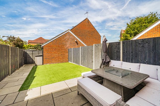 46, Goldfinch Crescent, Berkshire photo 4