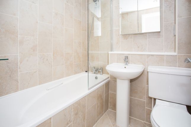 Flat to rent in Gatcombe Court, Dexter Close, St Albans, Herts