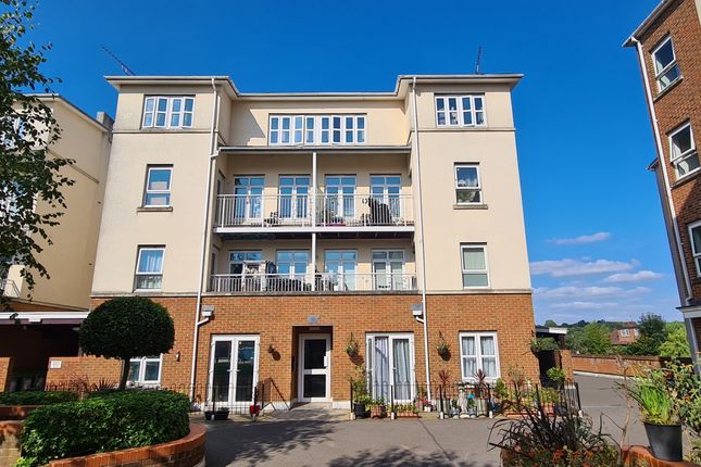Thumbnail Flat to rent in Fitzwilliam Close, London