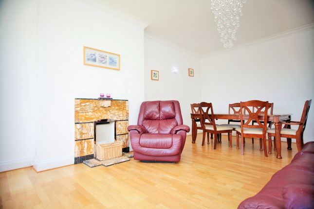 31, Eagle Lodge, Golders Green photo 3