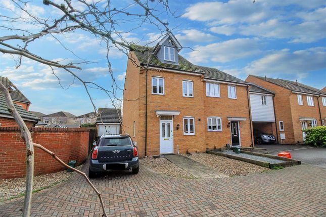 Town house for sale in Smollett Place, Wickford
