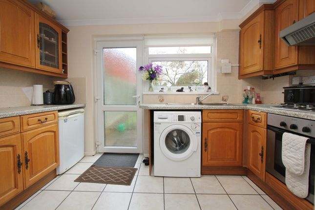 45 Meadowcroft, Barry photo 4