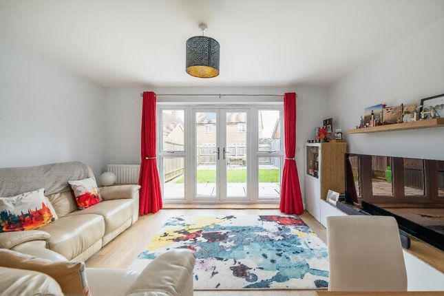 2, Reeves Crescent, Horley photo 2