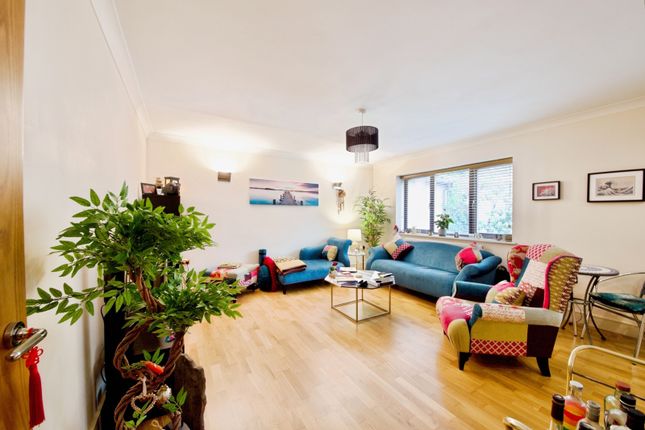Flat 2 Magnolia Court 27a,, Old Farm Avenue, London photo 3