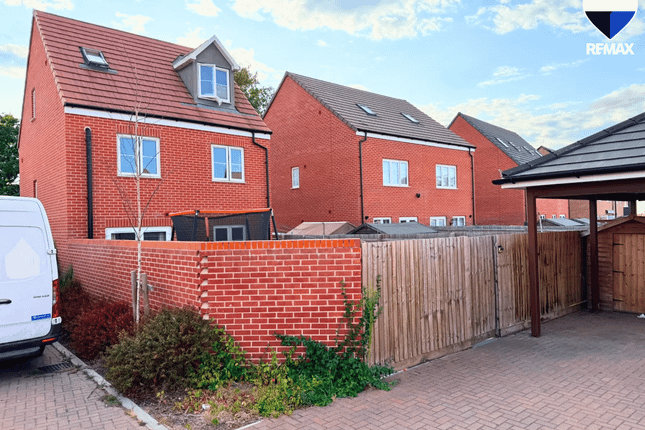 12, Linnet Grove, Harlow photo 2