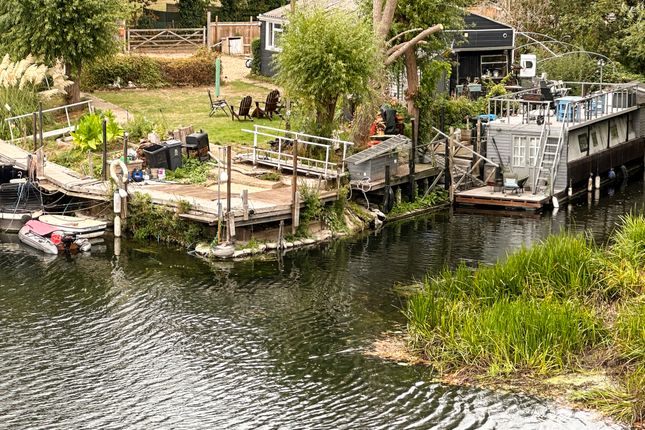 Studio parking on Ferry Lane, Staines-upon-Thames, £120,000