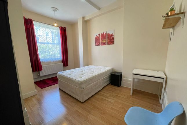 Thumbnail Room to rent in Devonport Road, London