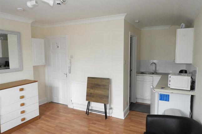 flat 3, 27 -28, Devizes Road, Swindon photo 4