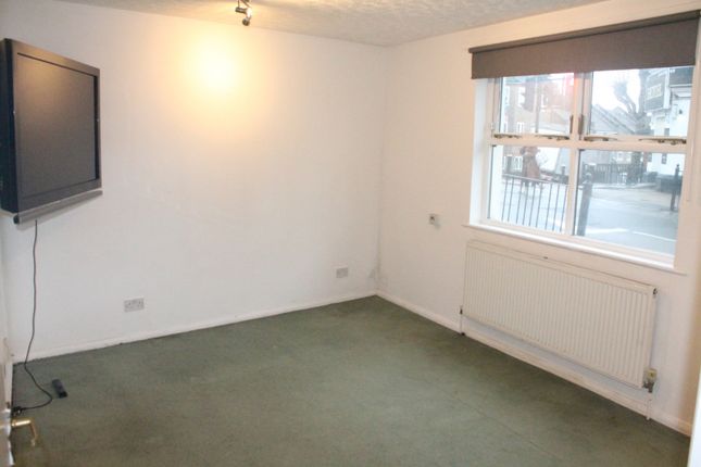 Flat 18 Mermaid Court, Wightman Road, London photo 3