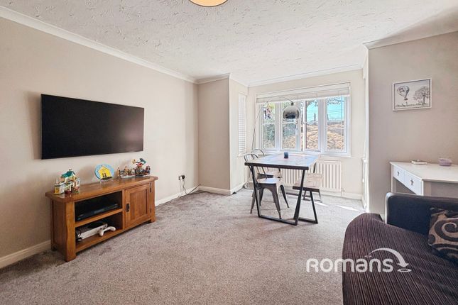 Flat 3, Mayfield Court,, Reading Road, Hook photo 3