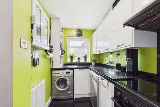 34, Montrose Close, Bordon photo 4
